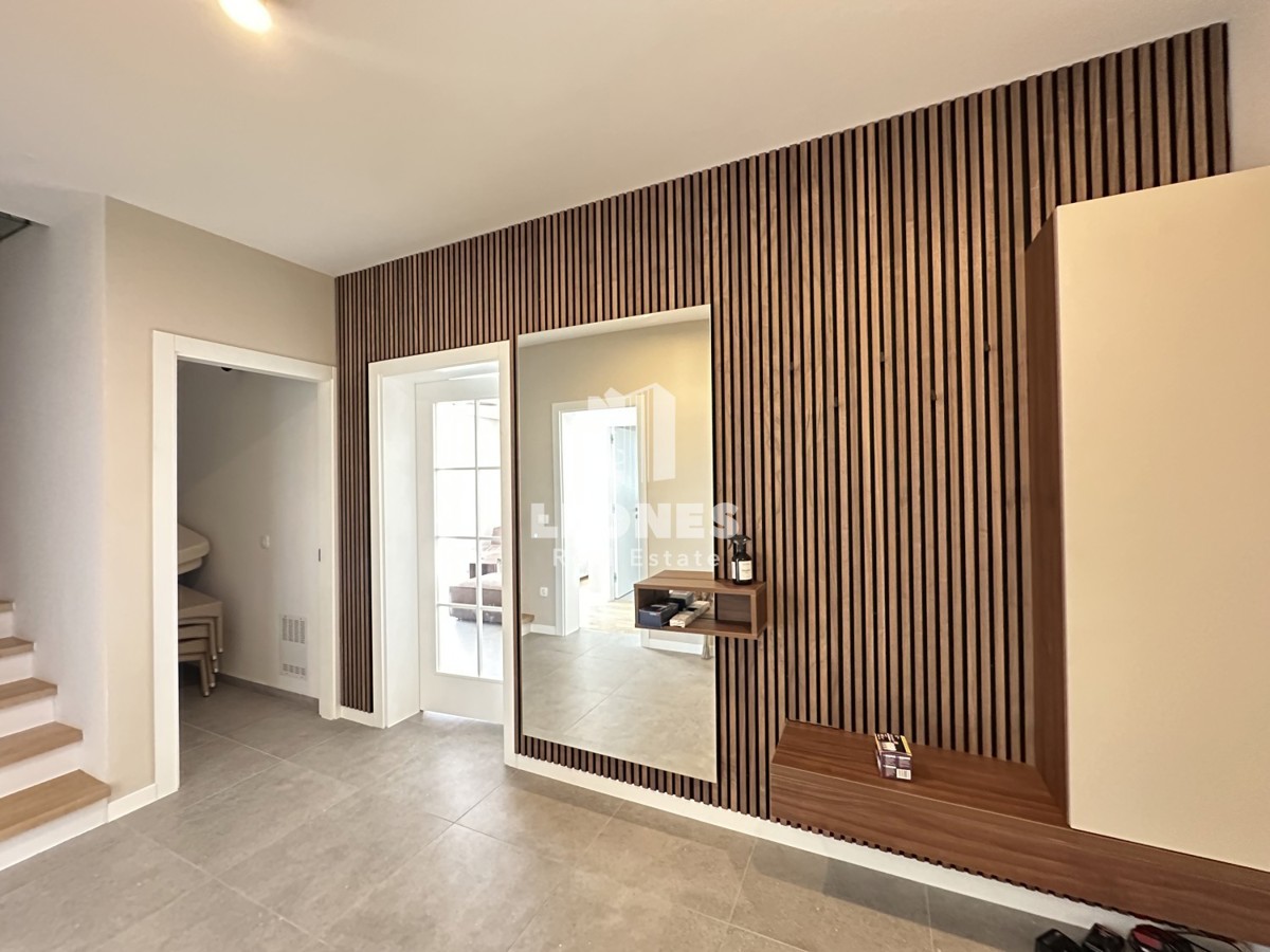 Kvalitetno dvoetažno stanovanje  z pogledom na morje in  bazenom v Taru