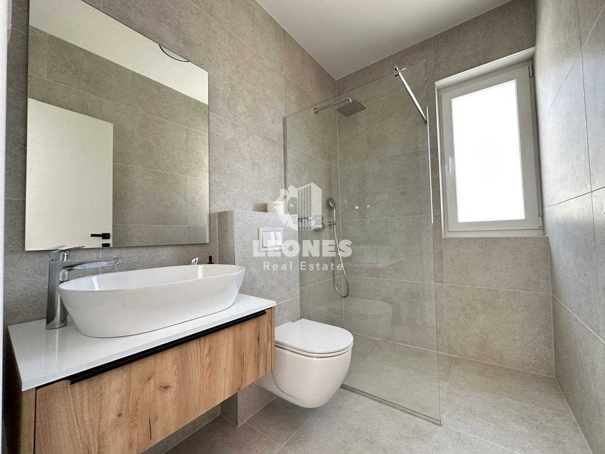 Kvalitetno dvoetažno stanovanje  z pogledom na morje in  bazenom v Taru