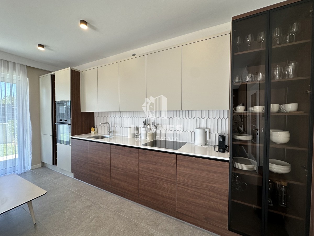 Kvalitetno dvoetažno stanovanje  z pogledom na morje in  bazenom v Taru