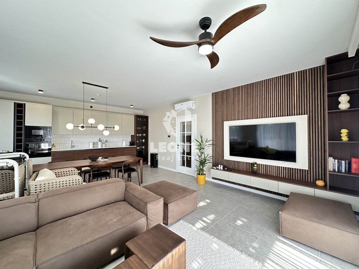 Kvalitetno dvoetažno stanovanje  z pogledom na morje in  bazenom v Taru