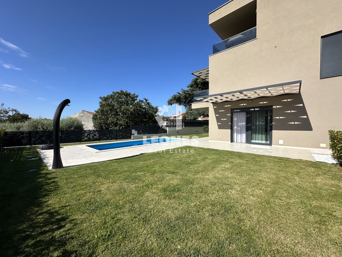 Kvalitetno dvoetažno stanovanje  z pogledom na morje in  bazenom v Taru