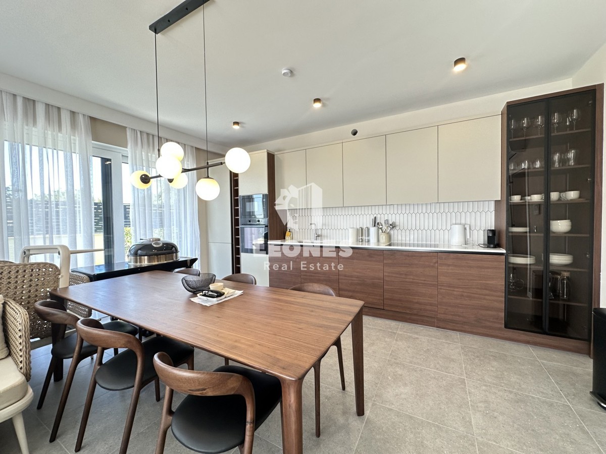 Kvalitetno dvoetažno stanovanje  z pogledom na morje in  bazenom v Taru