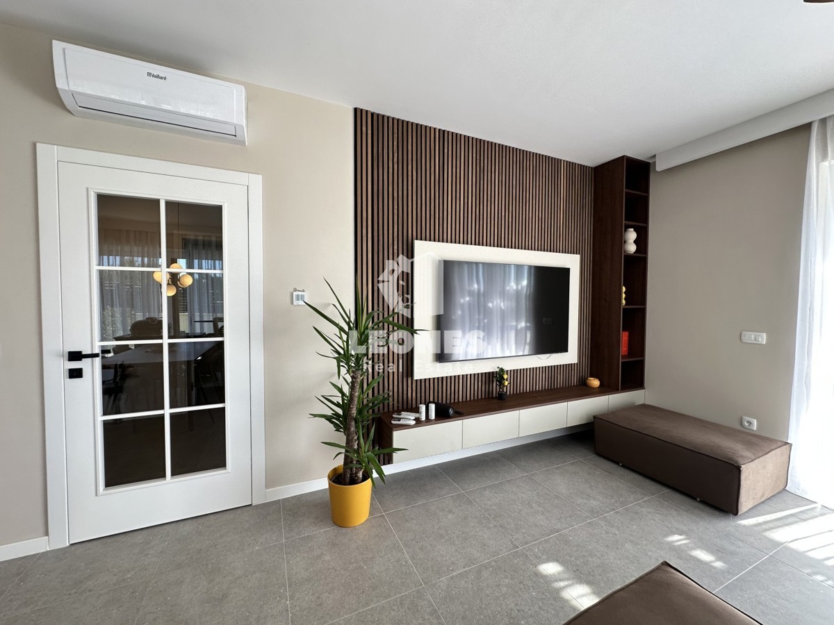 Kvalitetno dvoetažno stanovanje  z pogledom na morje in  bazenom v Taru