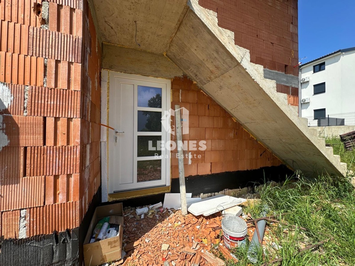 Pritlično stanovanje z vrtom na dobri lokaciji v Zambratiji