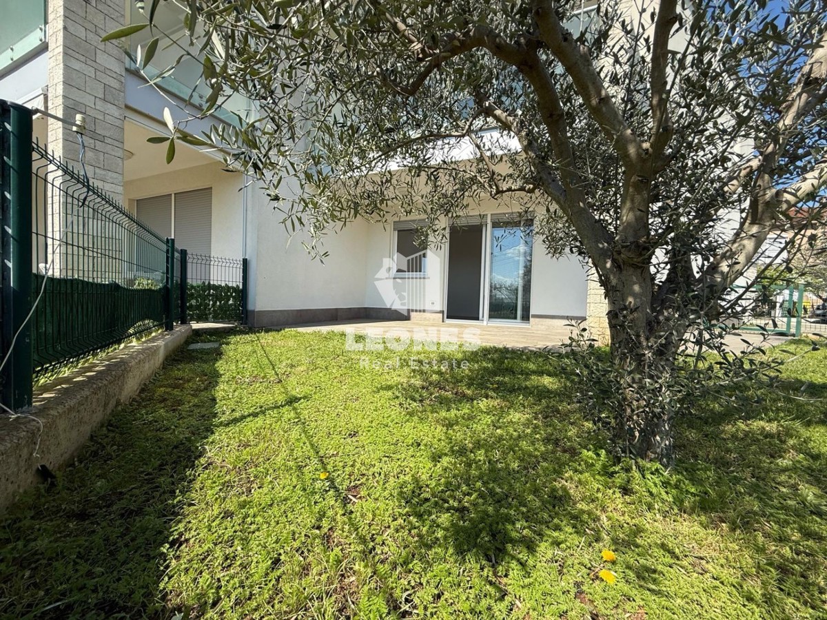 Apartma ob morju z vrtom na atraktivni lokaciji v Novigradu