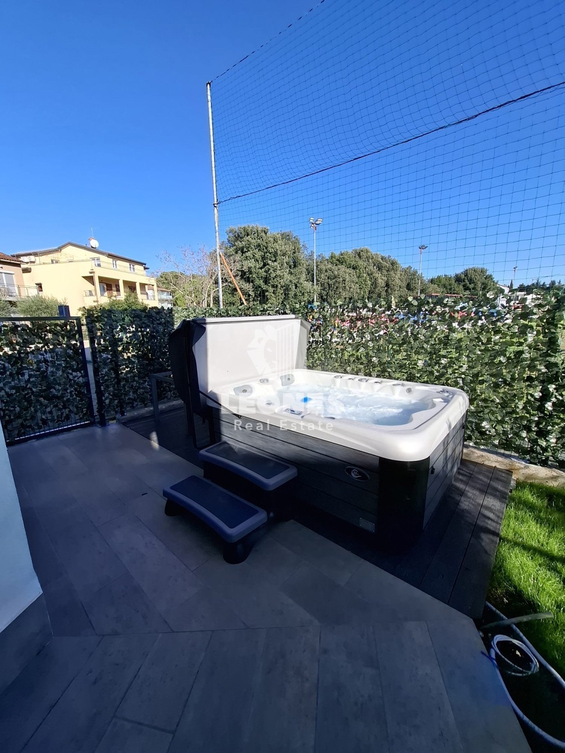 Apartma ob morju z vrtom na atraktivni lokaciji v Novigradu