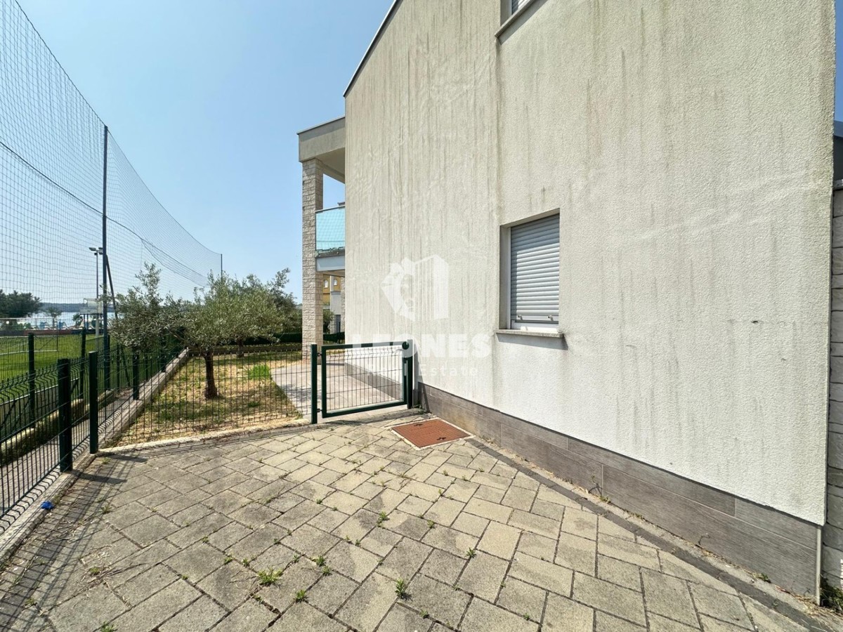Apartma ob morju z vrtom na atraktivni lokaciji v Novigradu