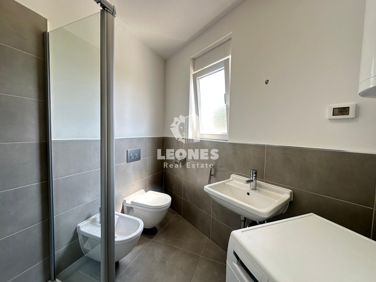 Apartma ob morju z vrtom na atraktivni lokaciji v Novigradu