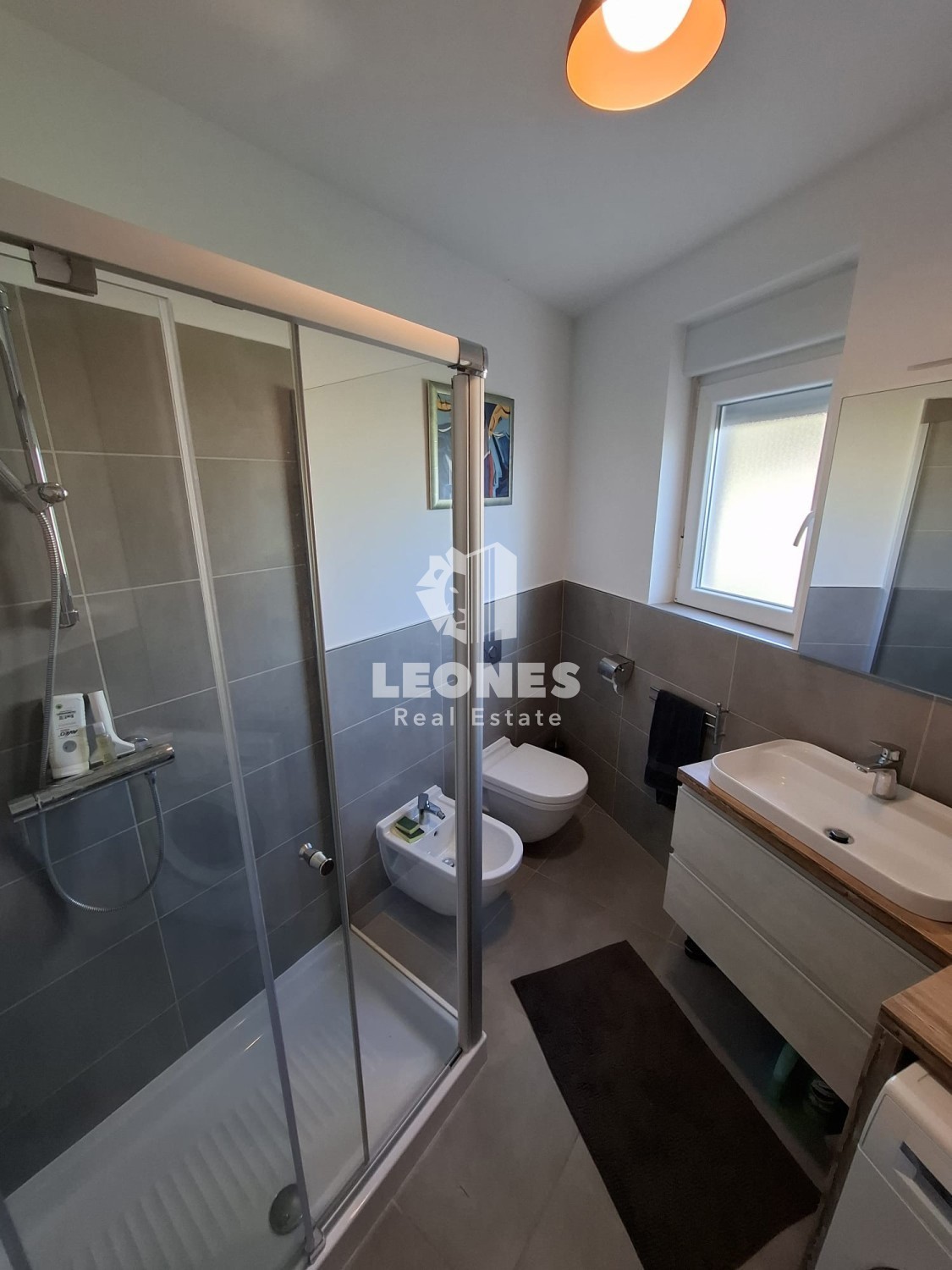 Apartma ob morju z vrtom na atraktivni lokaciji v Novigradu