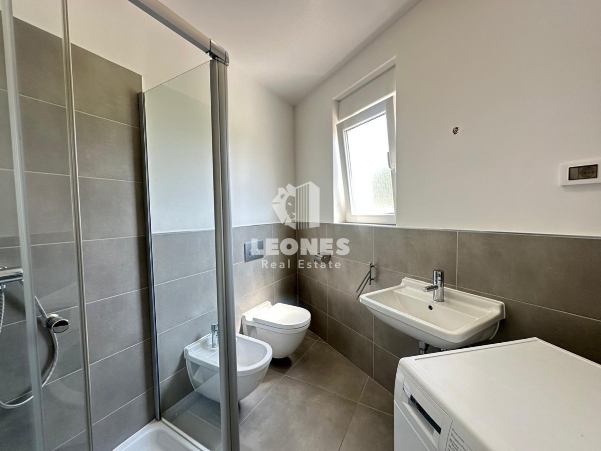 Apartma ob morju z vrtom na atraktivni lokaciji v Novigradu