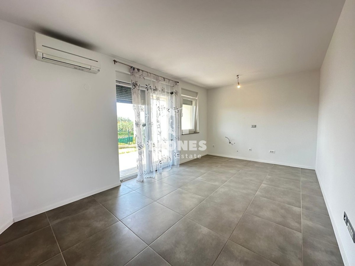 Apartma ob morju z vrtom na atraktivni lokaciji v Novigradu