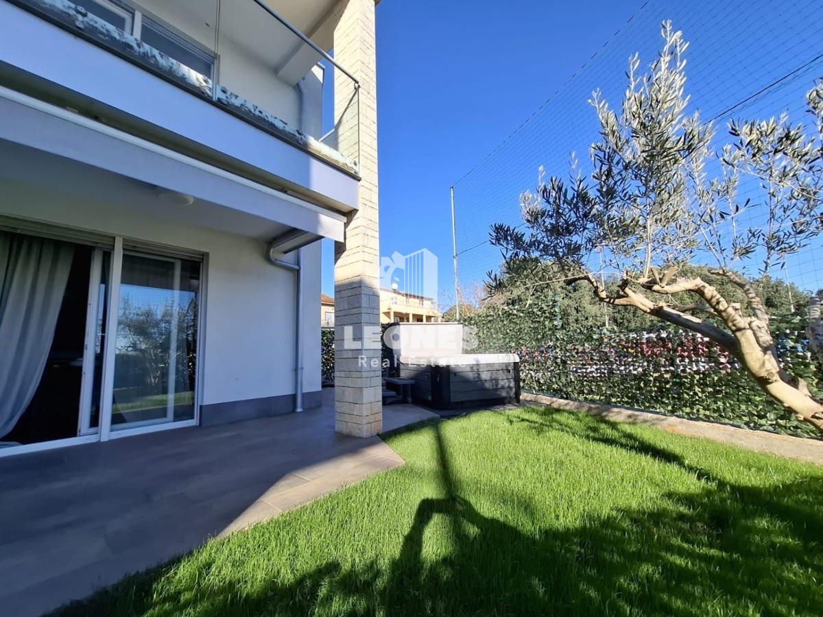 Apartma ob morju z vrtom na atraktivni lokaciji v Novigradu