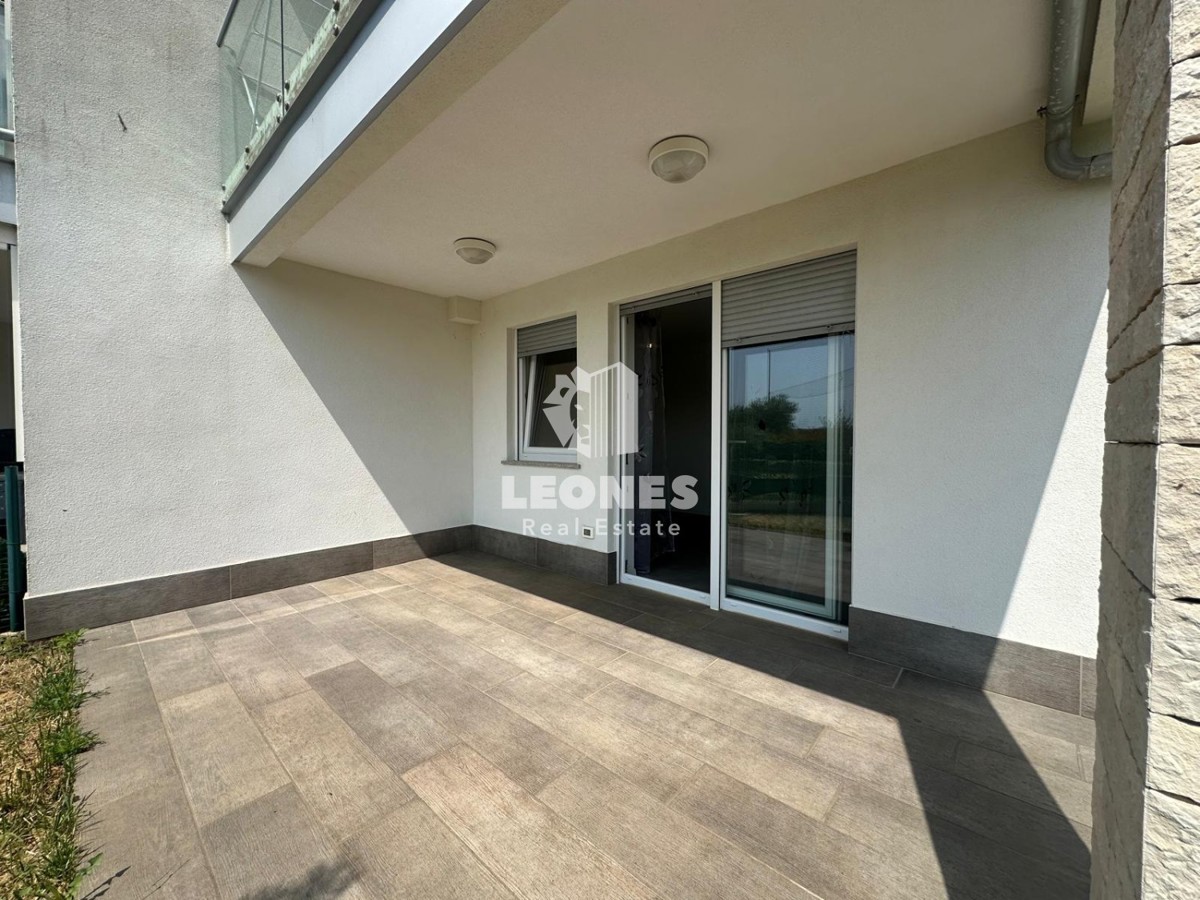 Apartma ob morju z vrtom na atraktivni lokaciji v Novigradu