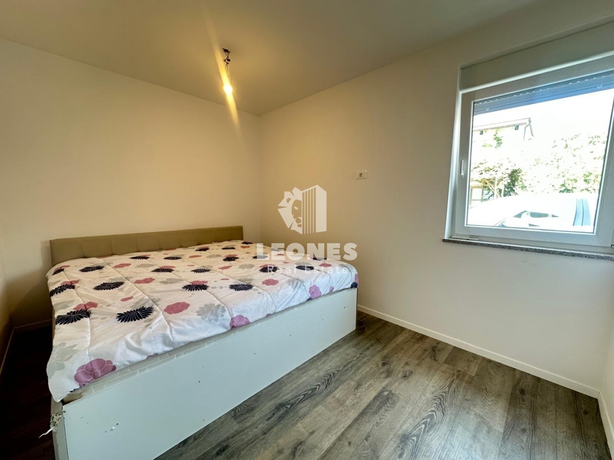 Apartma ob morju z vrtom na atraktivni lokaciji v Novigradu