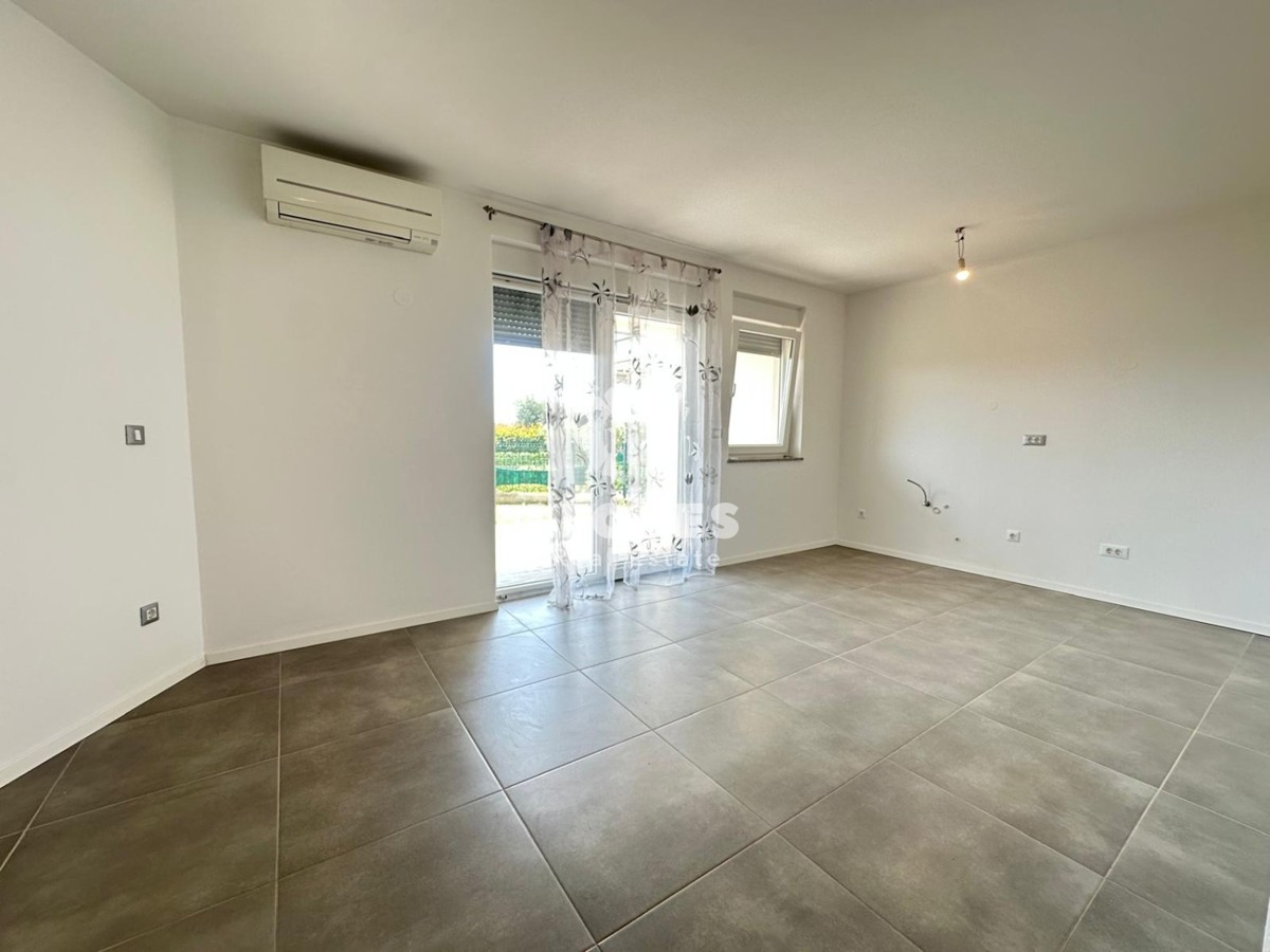 Apartma ob morju z vrtom na atraktivni lokaciji v Novigradu