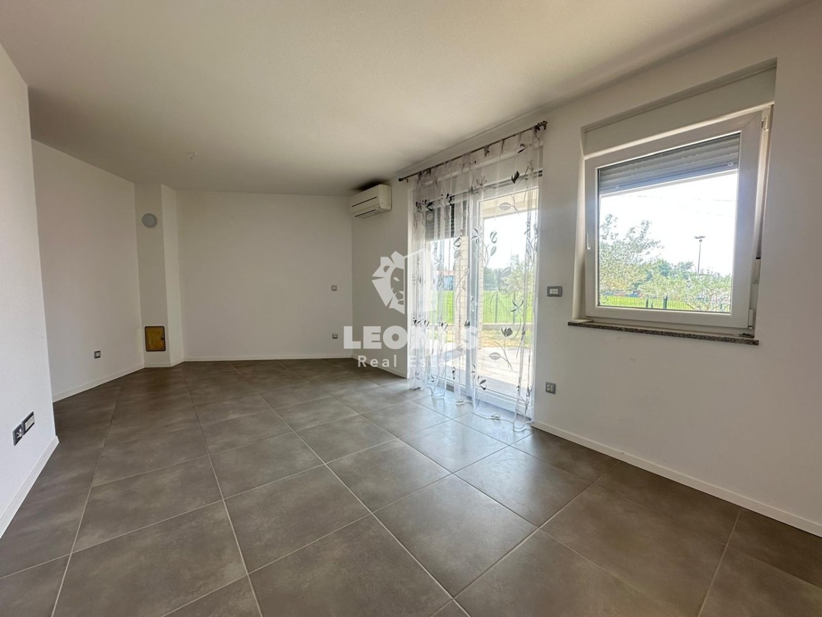 Apartma ob morju z vrtom na atraktivni lokaciji v Novigradu