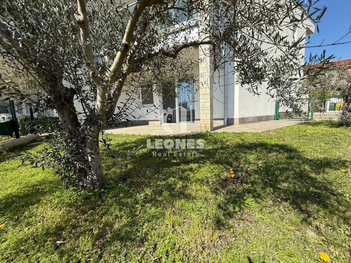 Apartma ob morju z vrtom na atraktivni lokaciji v Novigradu