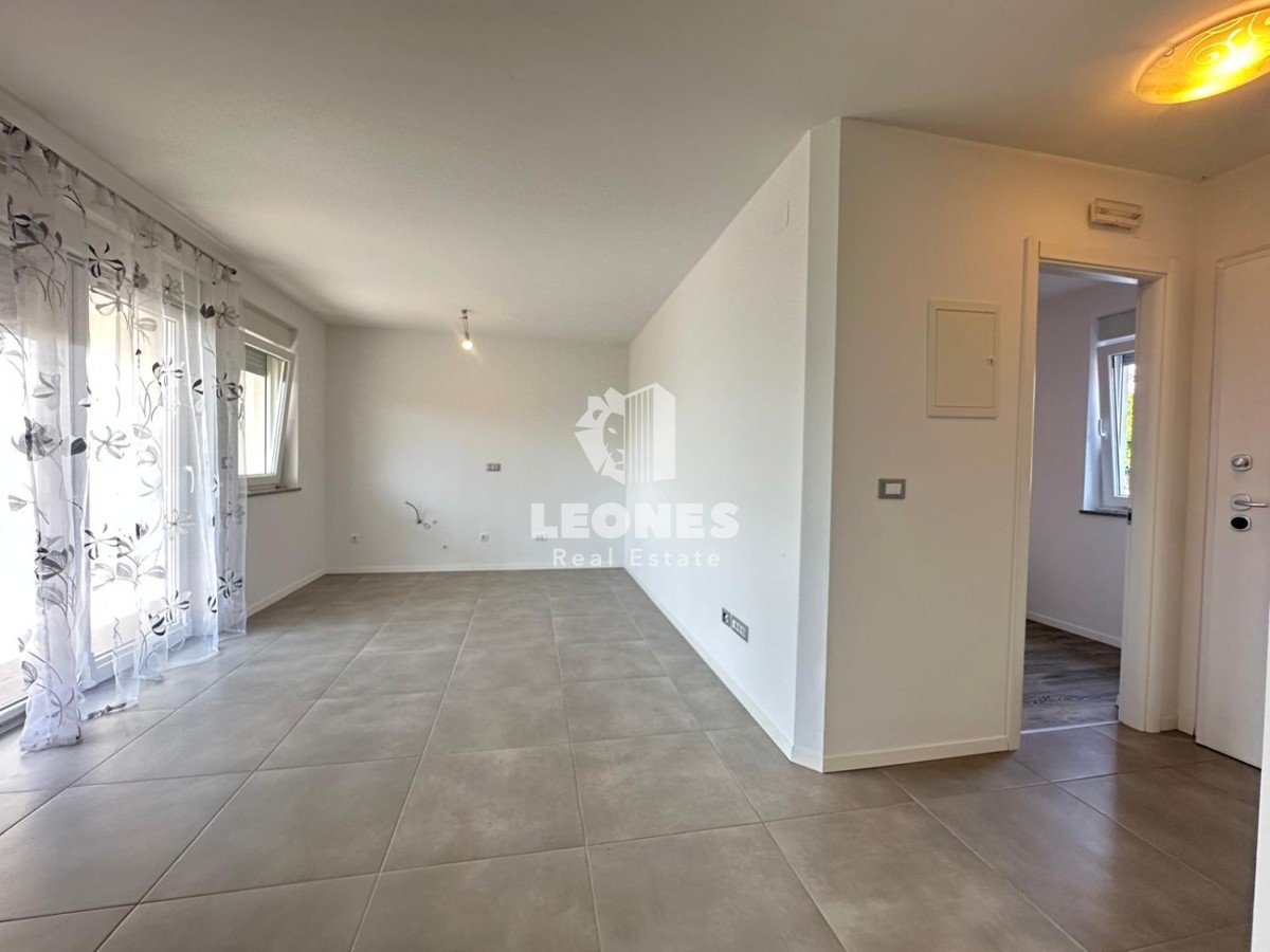 Apartma ob morju z vrtom na atraktivni lokaciji v Novigradu