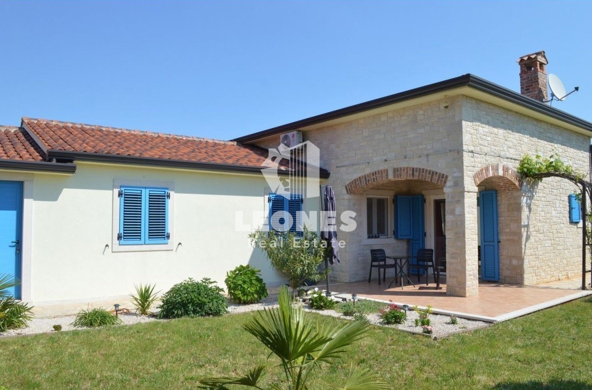 Dvojček hiše z bazenom v bližini Poreča - Kaštelir