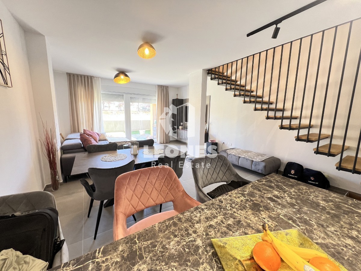 Udobno trietažno stanovanje z vrtom na mirni lokaciji v Novigradu