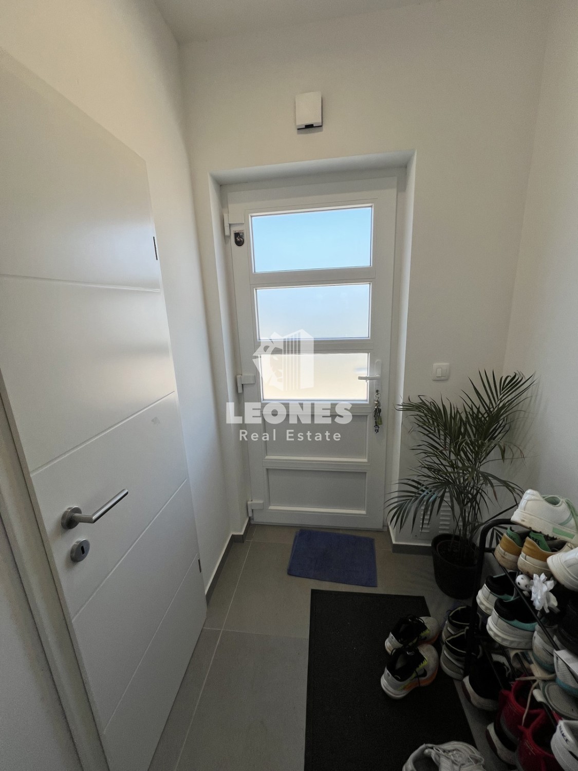 Udobno trietažno stanovanje z vrtom na mirni lokaciji v Novigradu