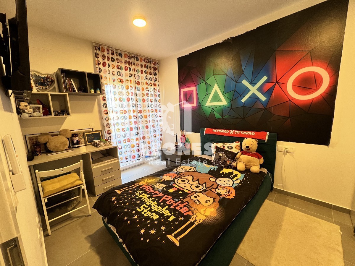 Udobno trietažno stanovanje z vrtom na mirni lokaciji v Novigradu