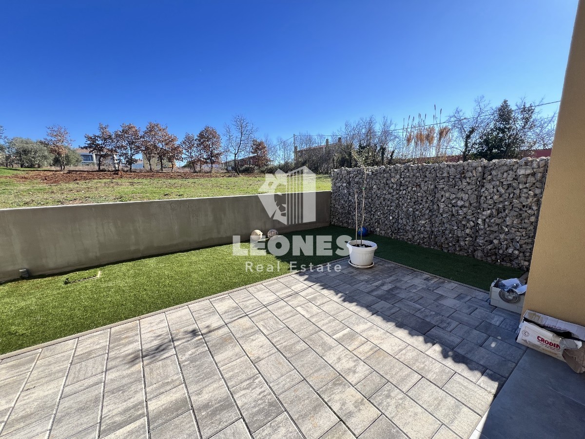 Udobno trietažno stanovanje z vrtom na mirni lokaciji v Novigradu