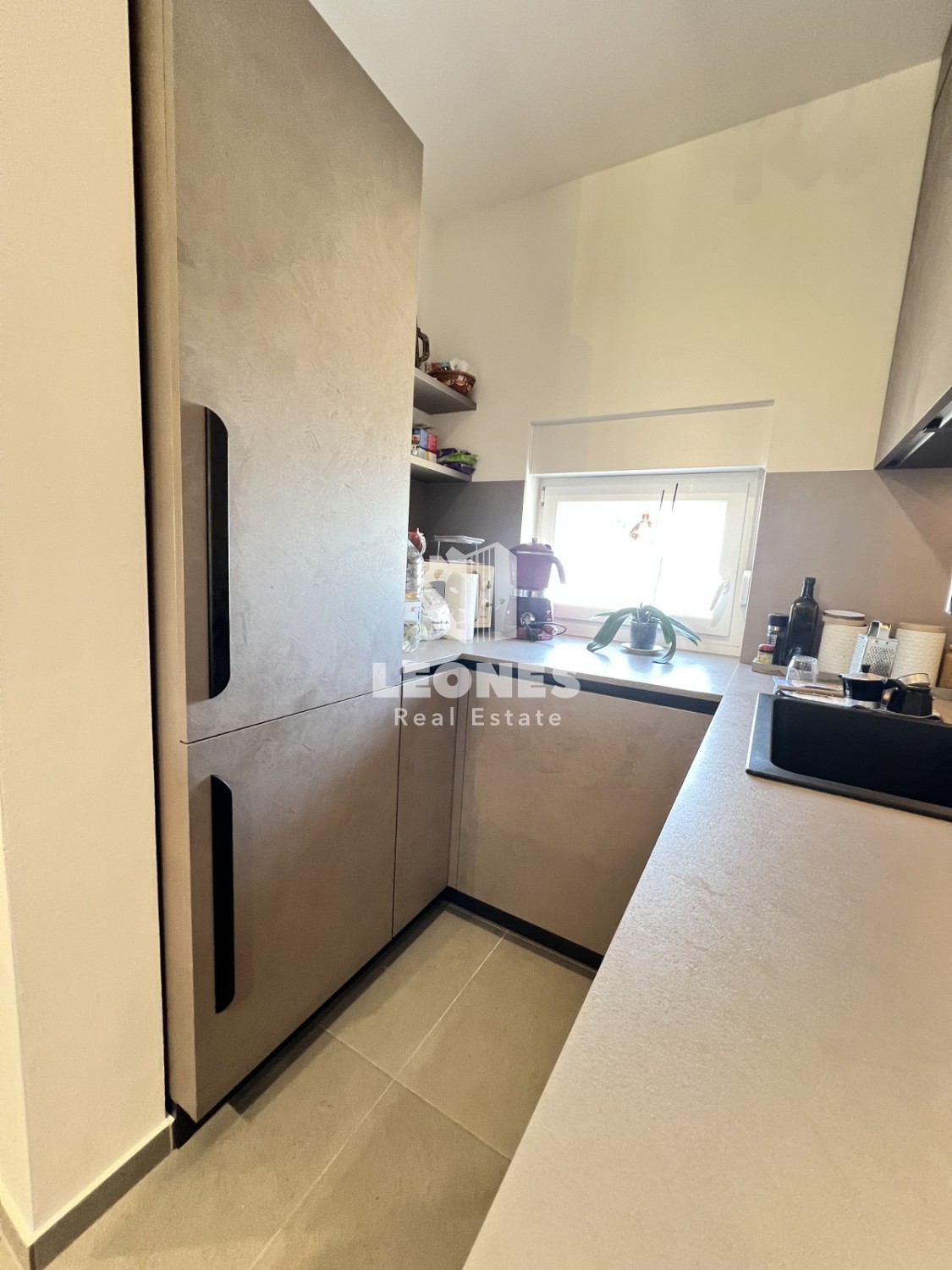 Udobno trietažno stanovanje z vrtom na mirni lokaciji v Novigradu