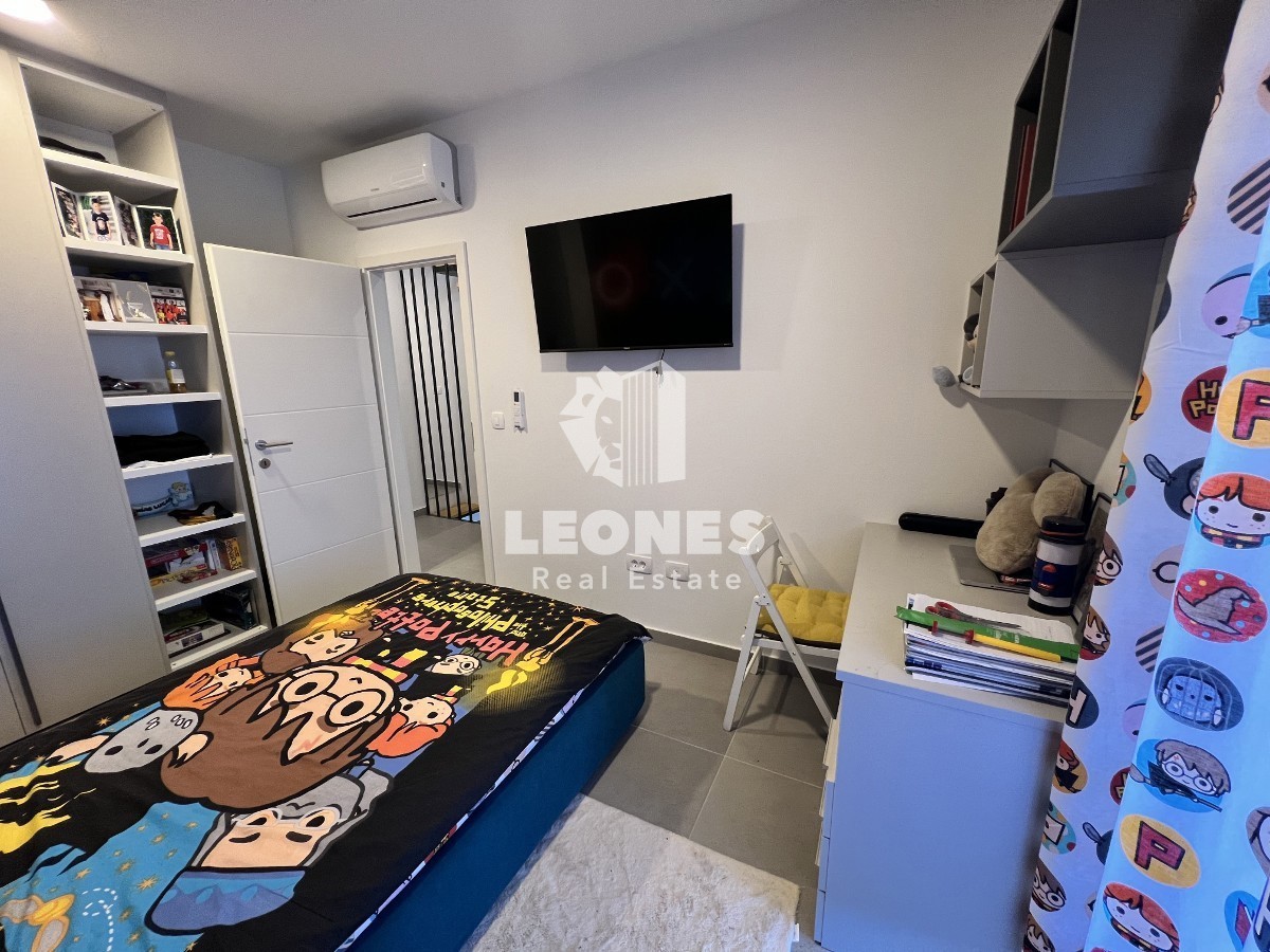 Udobno trietažno stanovanje z vrtom na mirni lokaciji v Novigradu