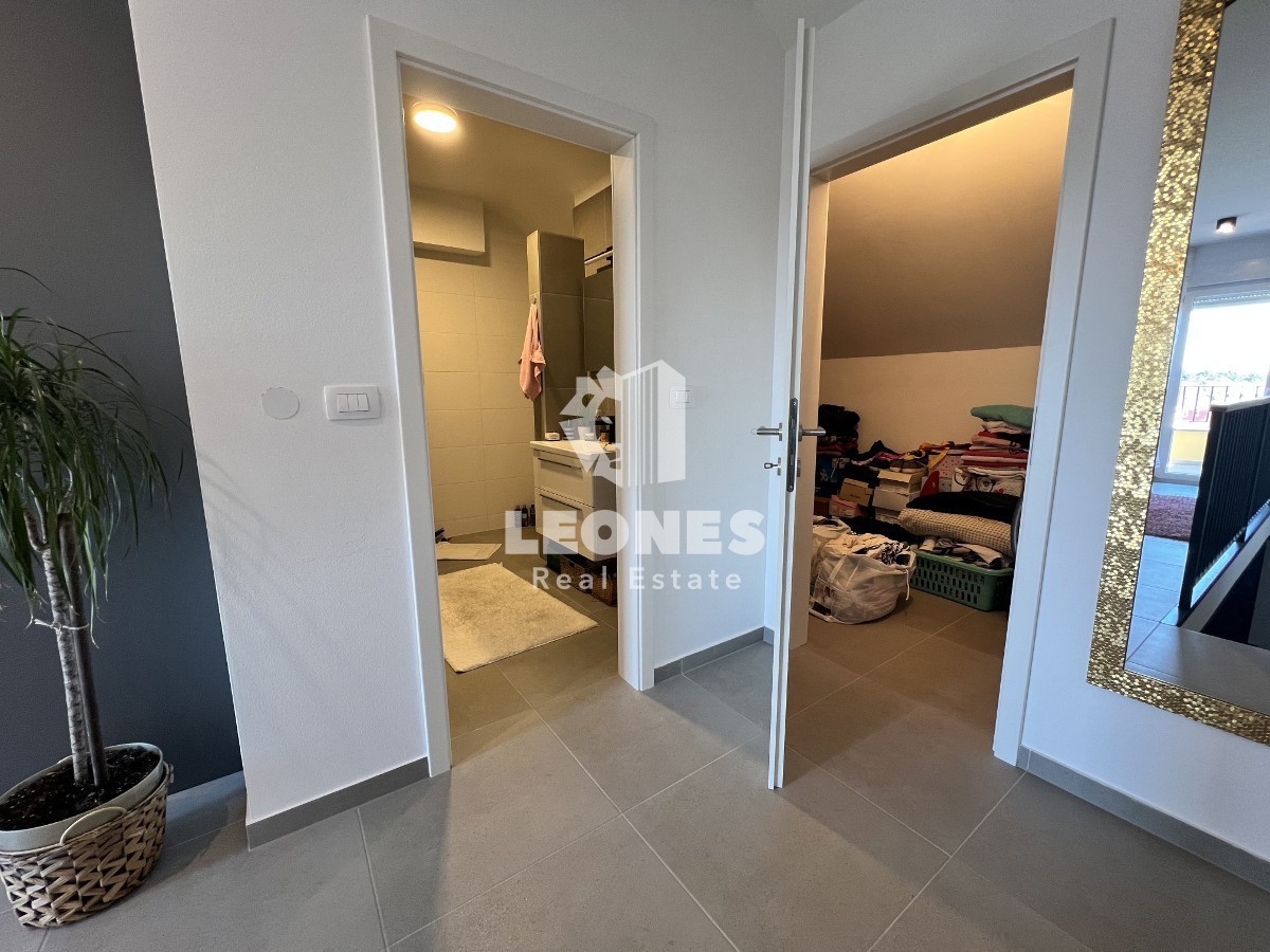 Udobno trietažno stanovanje z vrtom na mirni lokaciji v Novigradu