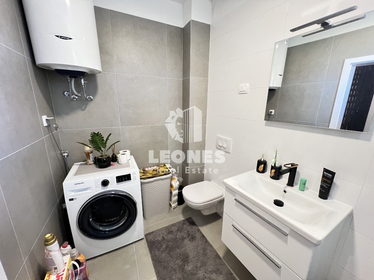 Udobno trietažno stanovanje z vrtom na mirni lokaciji v Novigradu