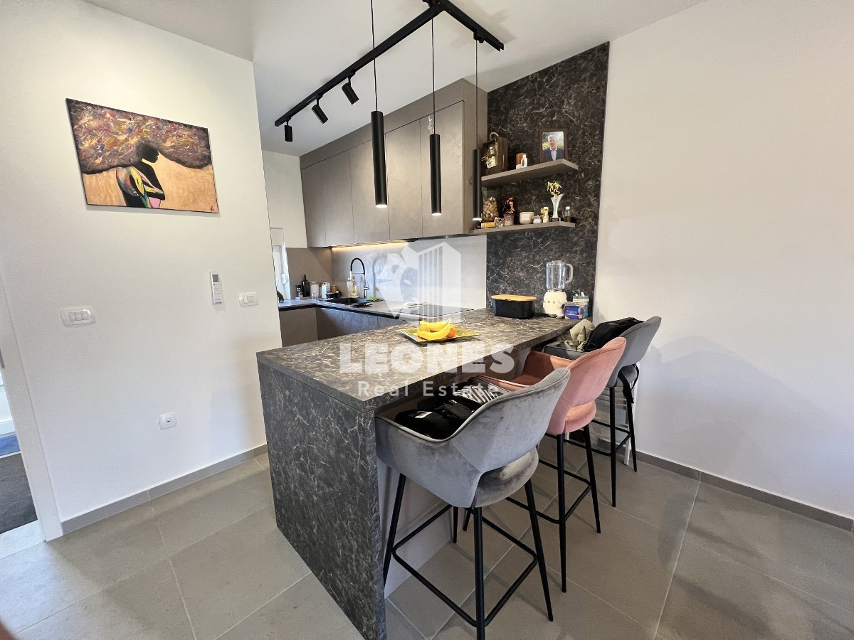 Udobno trietažno stanovanje z vrtom na mirni lokaciji v Novigradu