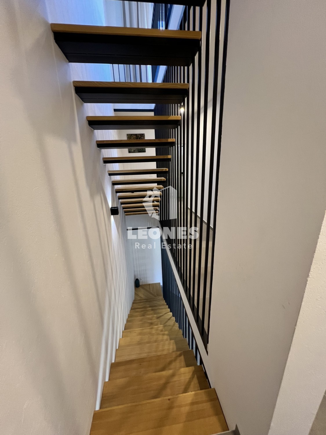 Udobno trietažno stanovanje z vrtom na mirni lokaciji v Novigradu