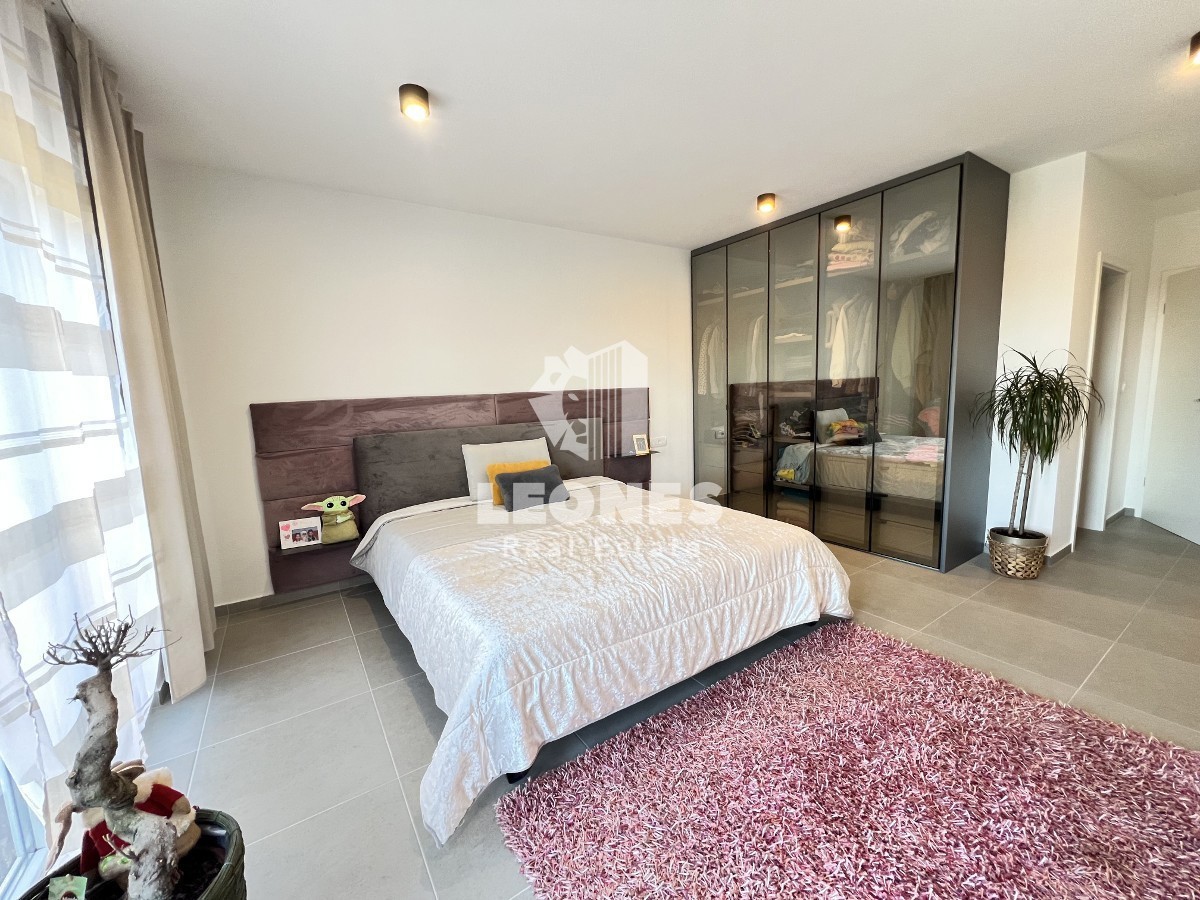 Udobno trietažno stanovanje z vrtom na mirni lokaciji v Novigradu