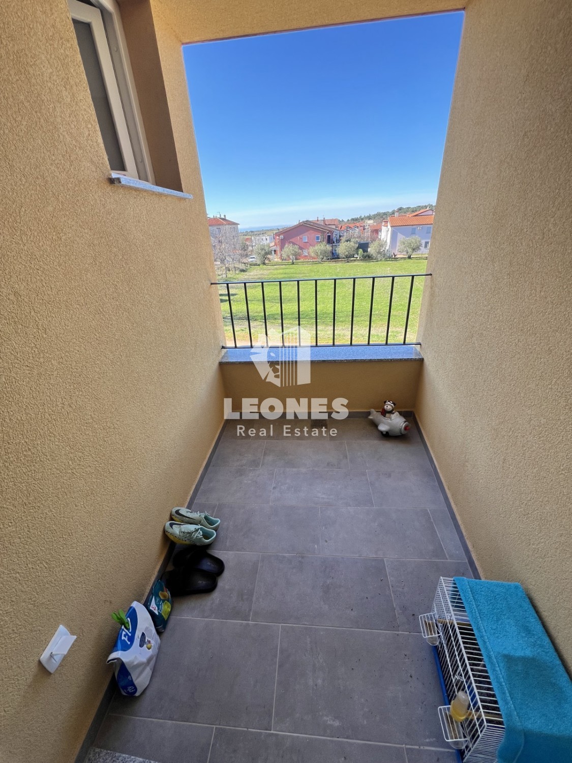 Udobno trietažno stanovanje z vrtom na mirni lokaciji v Novigradu