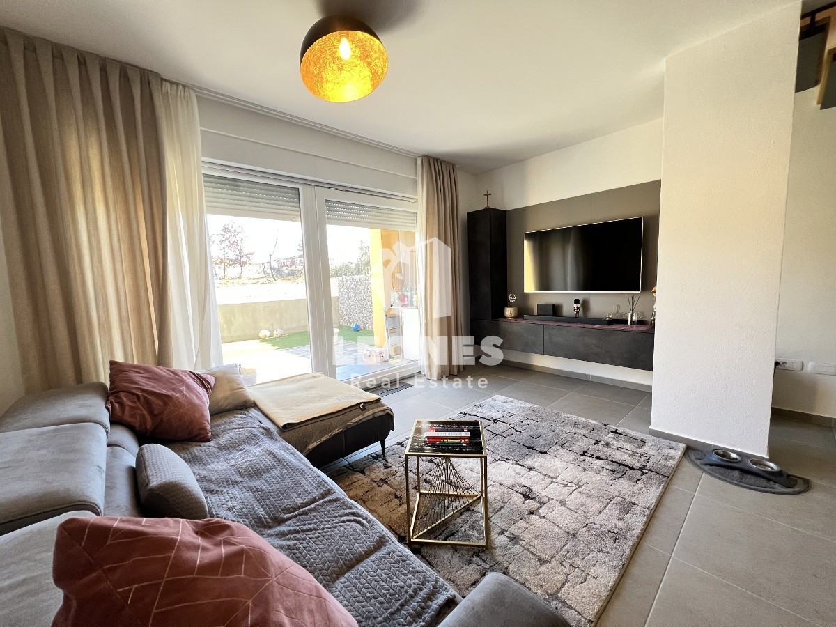 Udobno trietažno stanovanje z vrtom na mirni lokaciji v Novigradu