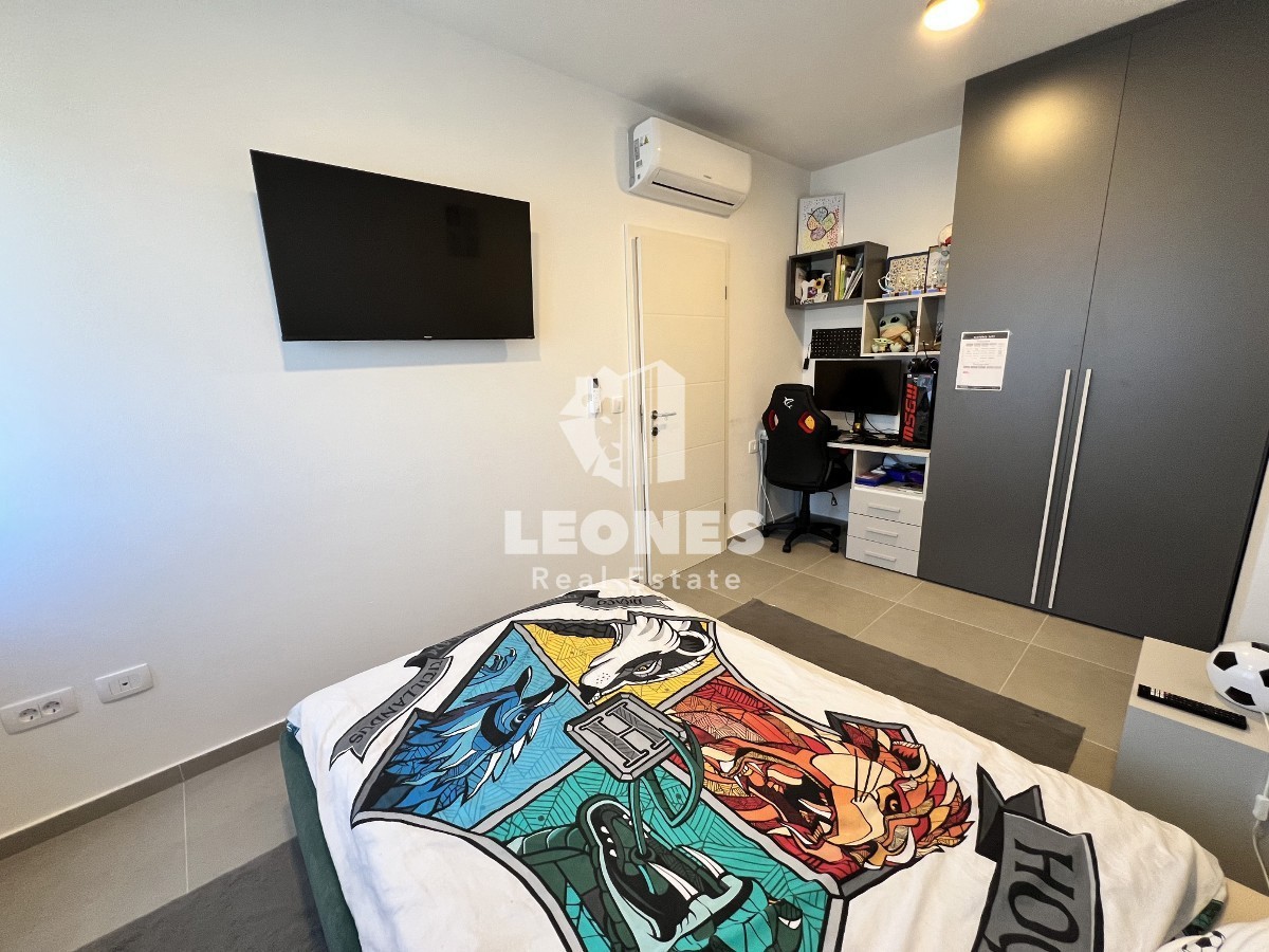 Udobno trietažno stanovanje z vrtom na mirni lokaciji v Novigradu