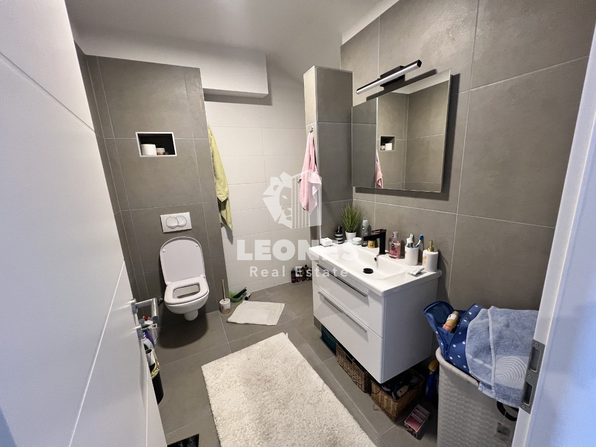 Udobno trietažno stanovanje z vrtom na mirni lokaciji v Novigradu