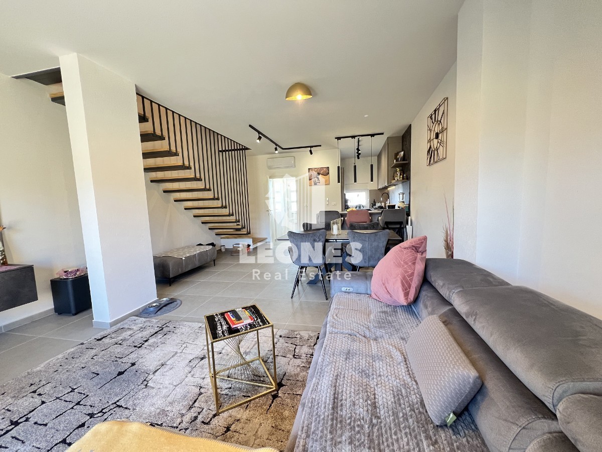 Udobno trietažno stanovanje z vrtom na mirni lokaciji v Novigradu