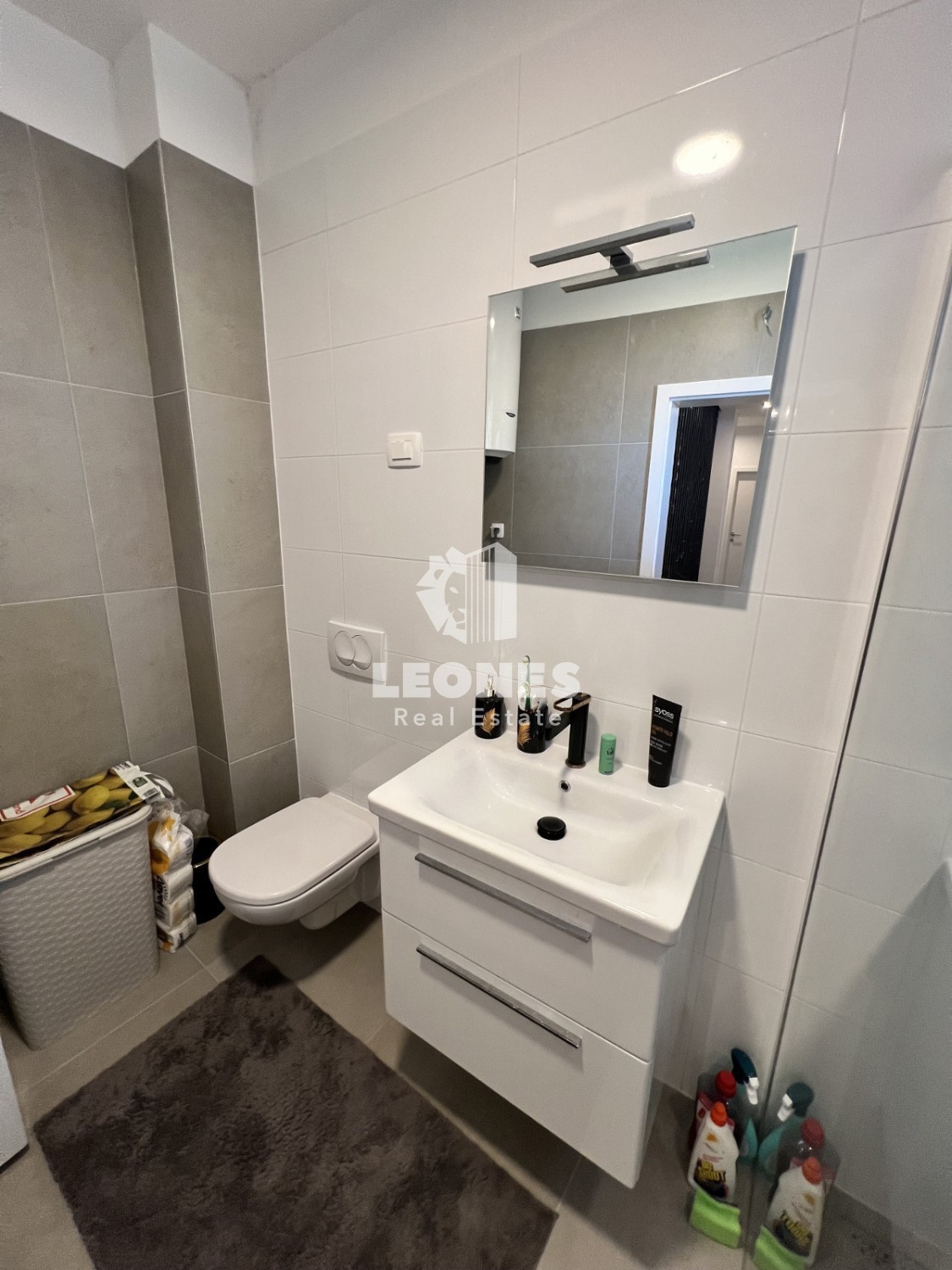 Udobno trietažno stanovanje z vrtom na mirni lokaciji v Novigradu