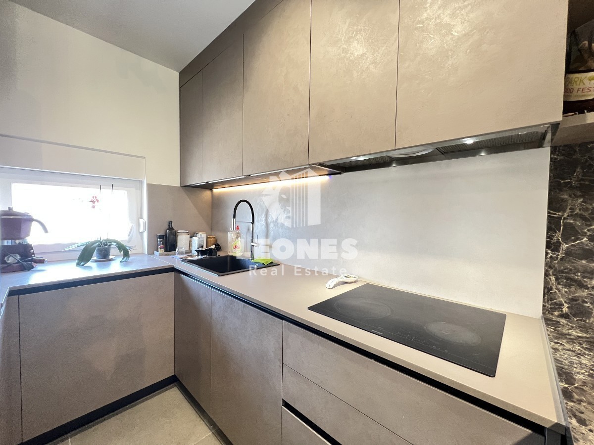 Udobno trietažno stanovanje z vrtom na mirni lokaciji v Novigradu