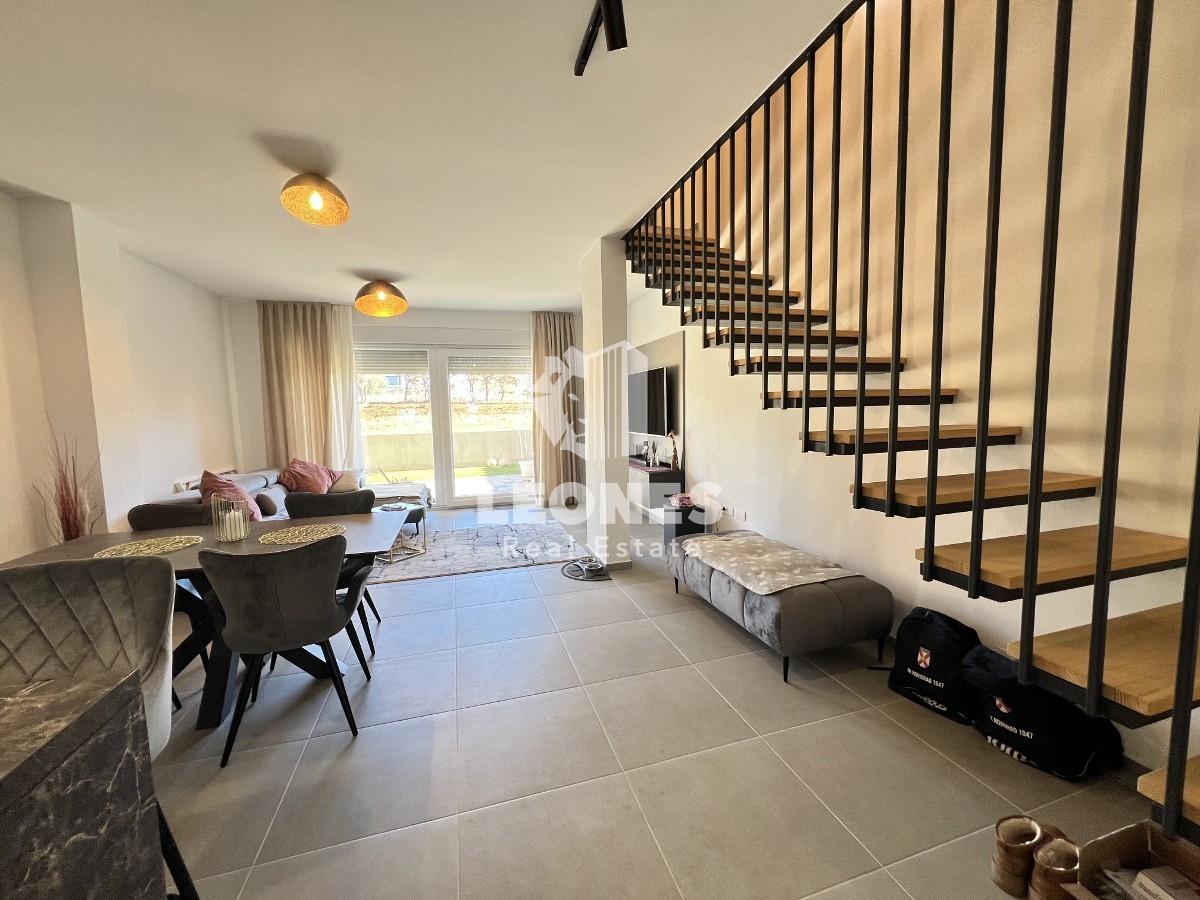 Udobno trietažno stanovanje z vrtom na mirni lokaciji v Novigradu