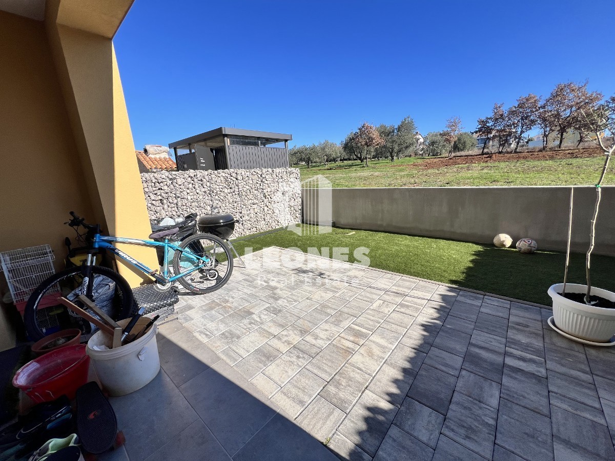 Udobno trietažno stanovanje z vrtom na mirni lokaciji v Novigradu