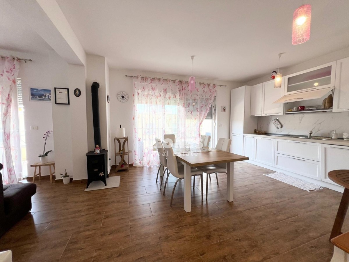 Udobno stanovanje s strešno teraso z razgledom na morje in le 500 metrov od morja v Novigradu