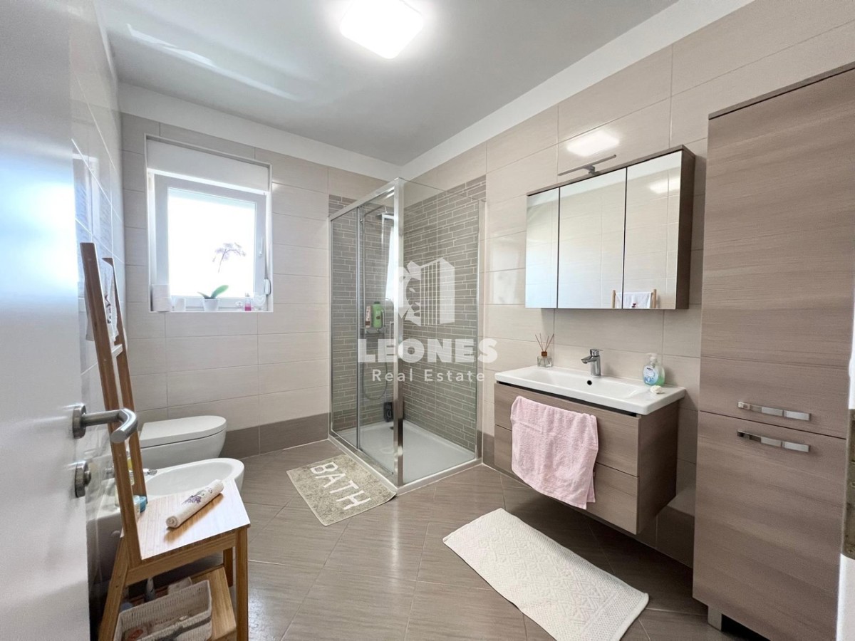 Udobno stanovanje s strešno teraso z razgledom na morje in le 500 metrov od morja v Novigradu