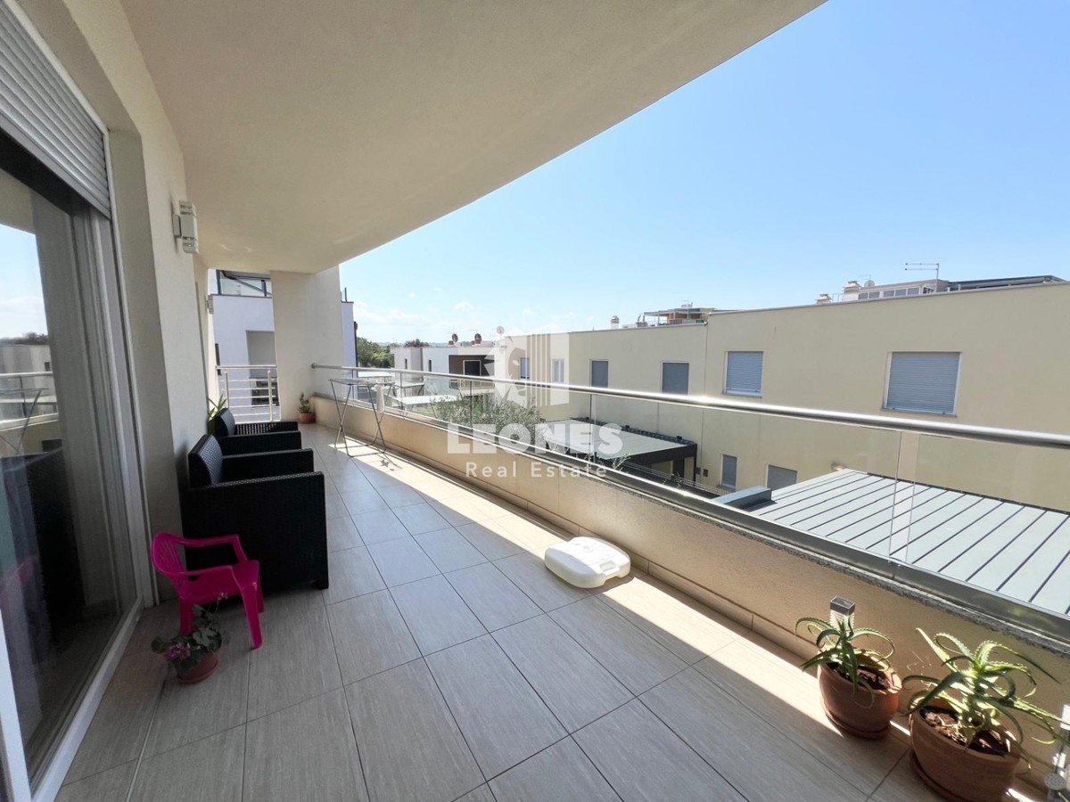 Udobno stanovanje s strešno teraso z razgledom na morje in le 500 metrov od morja v Novigradu