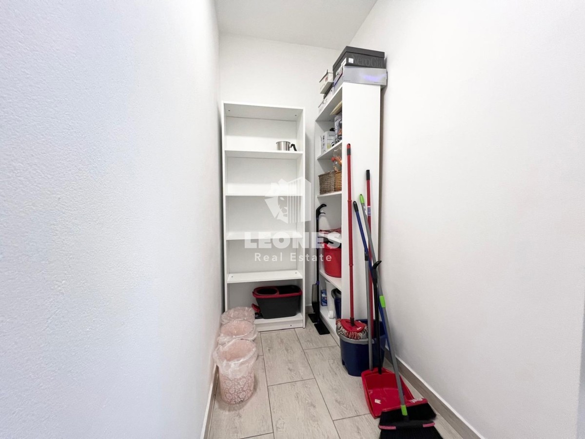 Udobno stanovanje s strešno teraso z razgledom na morje in le 500 metrov od morja v Novigradu