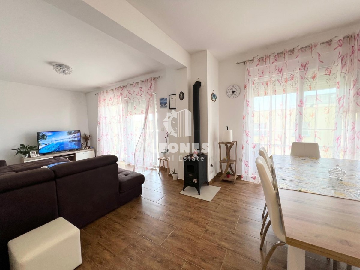 Udobno stanovanje s strešno teraso z razgledom na morje in le 500 metrov od morja v Novigradu