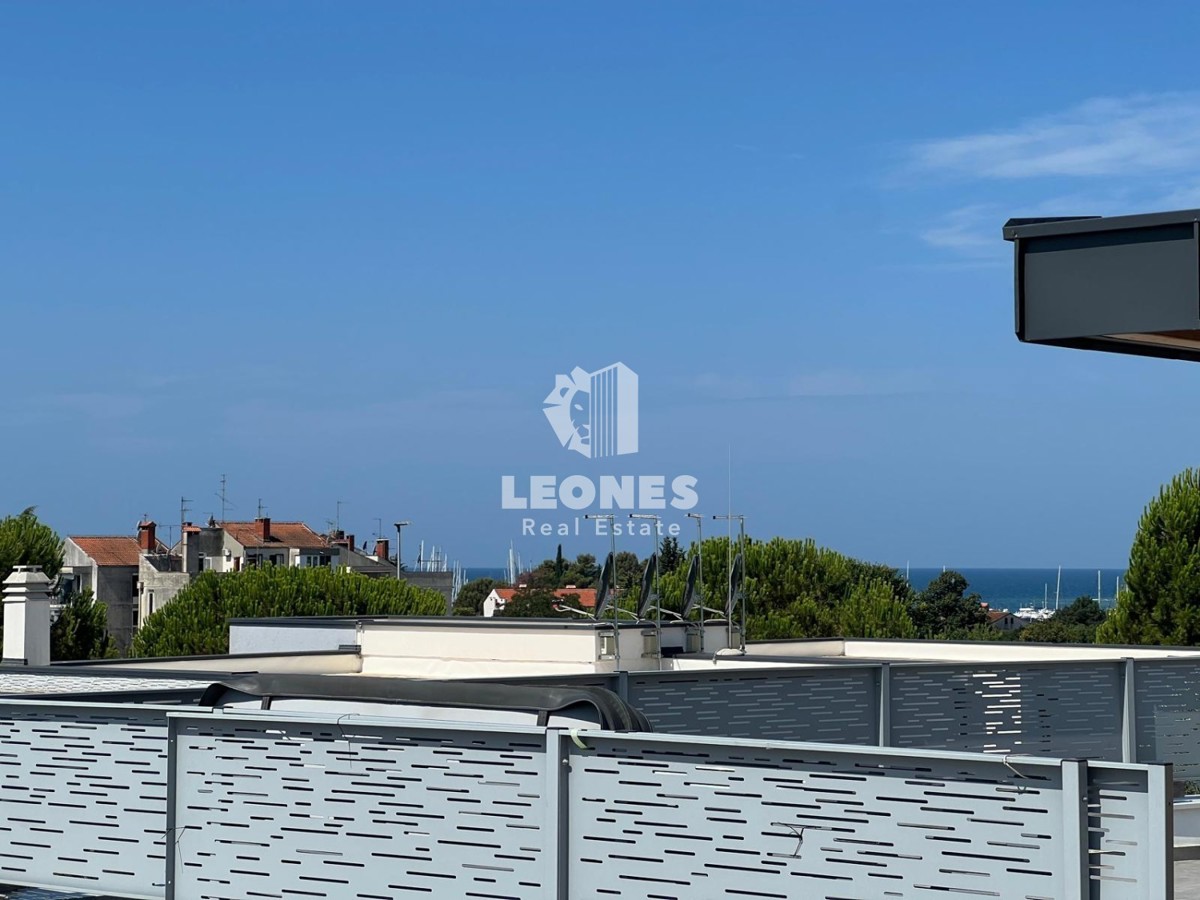Udobno stanovanje s strešno teraso z razgledom na morje in le 500 metrov od morja v Novigradu
