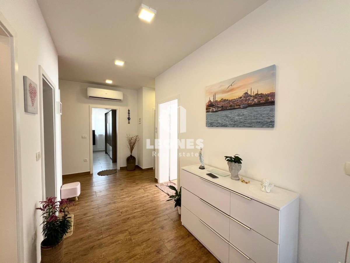 Udobno stanovanje s strešno teraso z razgledom na morje in le 500 metrov od morja v Novigradu